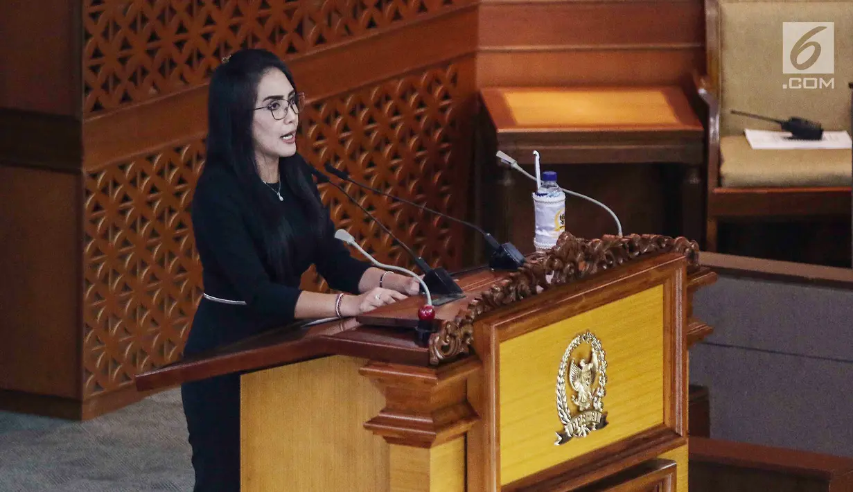 Ketua Pansus Pelindo II Rieke Dyah Pitaloka membacakan hasil akhir pansus angket DPR tentang Pelindo II dalam Rapat Paripurna DPR, Jakarta, Kamis (25/7/2019). Pansus meminta Presiden Joko Widodo memecat Menteri BUMN Rini Soemarno dan Dirut Pelindo II Elvyn G Masassya. (Liputan6.com/JohanTallo)