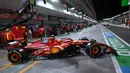 Formula 1 GP Las Vegas menjadi salah satu dari tigas seri balap yang digelar di Negeri Paman Sam selain GP Miami dan Amerika Serikat. Tampak dalam foto, pembalap Ferrari asal Spanyol, Carlos Sainz Jr keluar dari garasi saat sesi latihan pertama untuk Grand Prix Formula 1 Las Vegas pada 21 November 2024 di Las Vegas, Nevada. (Patrick T. Fallon/AFP)