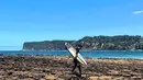 Hamish Daud yang juga mencintai olahraga pantai pun tak melewatkan waktu untuk pergi berselancar. Dirinya juga mengunggah momen sesaat hendak berselancar di pantai Australia. (Liputan6.com/IG/@hamishdw)