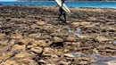 Hamish Daud yang juga mencintai olahraga pantai pun tak melewatkan waktu untuk pergi berselancar. Dirinya juga mengunggah momen sesaat hendak berselancar di pantai Australia. (Liputan6.com/IG/@hamishdw)