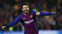 Striker Barcelona, Lionel Messi, melakukan selebrasi usai membobol gawang Manchester United pada laga Liga Champions 2019 di Stadion Camp Nou, Selasa (16/4). Barcelona menang 3-0 atas Manchester United. (AP/Manu Fernandez)