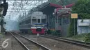 Warga melintasi rel kereta api di perlintasan kereta stasiun Pasar Minggu Baru, Jakarta, Senin (30/11). Untuk mengurangi angka kecelakaan PT KAI membangun JPO di Stasiun Pasar Minggu Baru. (Liputan6.com/Yoppy Renato)