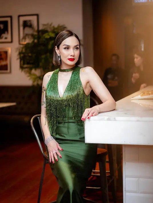 Sara Wijayanto menghadiri gala premier film terbarunya. Ia pun memilih tampil glamor dengan dress berwarna hijau. [@sarawijayanto]