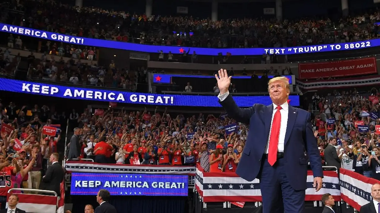 Donald Trump melambaikan tangan dalam kampanye perdana pencalonan dirinya dalam pemilu presiden AS 2020. (AFP Photo)
