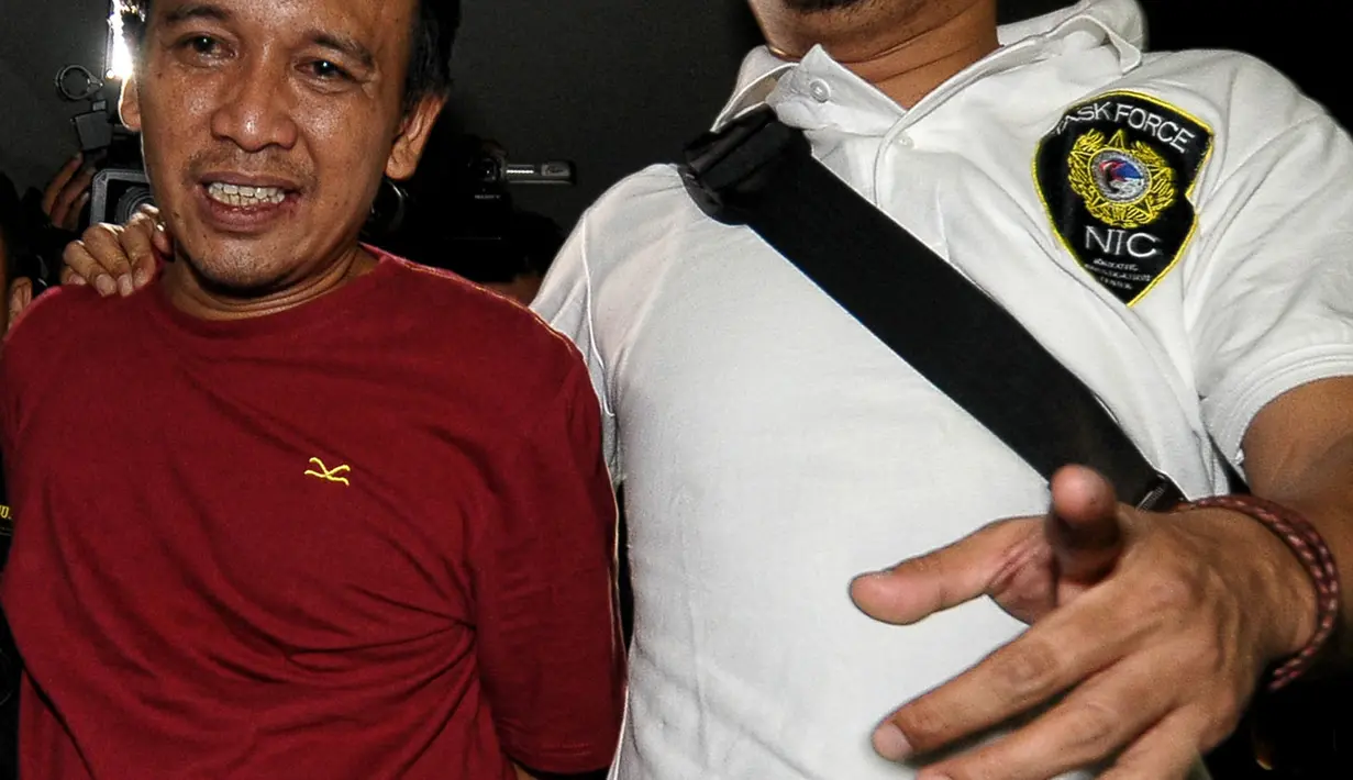 Polisi menjemput tersangka S dari lapas Cirebon menuju kantor Tindak Pidana Narkoba Mabes Polri, Cawang, Jakarta, Senin (3/8/2015). S merupakan pemasok narkoba untuk Reza Prawiro yang sebelumnya tertangkap saat pesta narkoba. (Liputan6.com/Yoppy Renato)