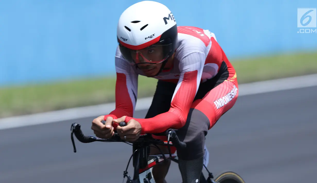 Atlet ParaCycling, M Fadli Immamuddin saat laga di nomor Individual Time Trial C4 Asian Para Games 2018 di Sirkuit Sentul Bogor, Senin (8/10). M Fadli mencatat waktu 28 menit 21,835 detik dan memastikan meraih perak. (Liputan6.com/Helmi Fithriansyah)