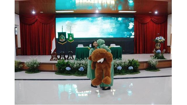 7 Potret Juliana Moechtar di Pelantikan Kenaikan Pangkat Suami, Emban Tugas Baru