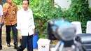 Jokowi yang tiba di lokasi pukul 13.15 WIB, tampak mengenakan kemeja putih dan celana hitam, Jakarta, (5/10/14). (Liputan6.com/Faisal R Syam)