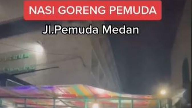 Warung Nasi Goreng di Medan Dikalim Beromzet Rp30 Juta Sehari. (dok. TikTok @betamakanmedan/https://www.tiktok.com/@betamakanmedan/video/6909820838984305921/Henry)