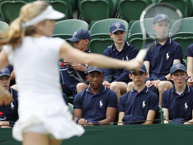 Ballboys dan Ballgirls menyaksikan sesi latihan atlet di Wimbledon, London, (1/7/2017). Turnament Wimbledon 2017 akan berlangsung pada  3-16 Juli 2017. (AFP/Adrian Dennis)