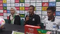 Pelatih Deltras FC, Bejo Sugiantoro, saat memberikan keterangan pada sesi konferensi pers setelah laga melawan PSIM Yogyakarta di Stadion Mandala Krida, Senin (20/1/2025) sore WIB. Pada pertandingan tersebut, Deltras kalah 0-1 dari PSIM. (Bola.com/Ana Dewi)