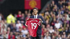 Sebelum pertandingan melawan Leeds United, Setan Merah membuat kejutan dengan menghadirkan Raphael Varane ke dalam lapangan yang sudah dipenuhi oleh penggemar. (Foto: AP/Jon Super)