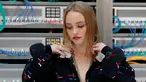 Aktris dan model Lily-Rose Melody Depp berpose sebelum peragaan busana Spring/Summer koleksi Chanel 2017 pada Paris fashion Wekk, Prancis (4/10). Lily-Rose Melody Depp merupakan putri dari aktor Jhonny Depp. (AFP Photo/François Guillot)