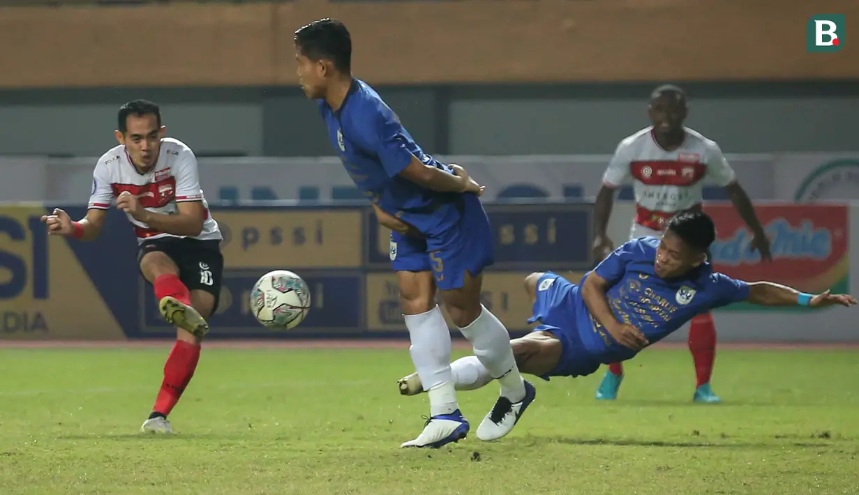 Pemain Madura United, Slamet Nurcahyo (kiri) berusaha mencetak gol ke gawang PSIS Semarang dalam laga pekan ke-5 BRI Liga 1 2021/2022 di Stadion Wibawa Mukti, Cikarang, Rabu (29/09/2021). Kedua tim bermain imbang 0-0. (Bola.com/Bagaskara Lazuardi)
