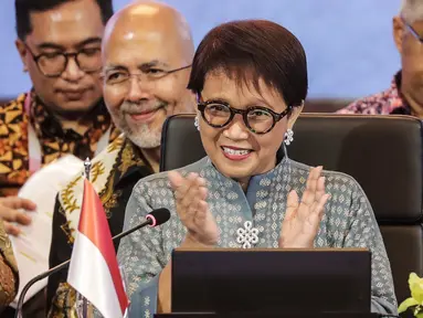 Menteri Luar Negeri (Menlu) RI Retno Marsudi memberikan tepuk tangan saat pembukaan Pertemuan Komisi Zona Bebas Senjata Nuklir Asia Tenggara pada Pertemuan Menteri Luar Negeri Perhimpunan Bangsa-Bangsa Asia Tenggara (ASEAN) di Jakarta, Indonesia, Selasa (11/7/2023). Acara ini digelar pada 11-14 Juli 2023 di Hotel Shangri-La, Jakarta. (Adi Weda/Pool Photo via AP)