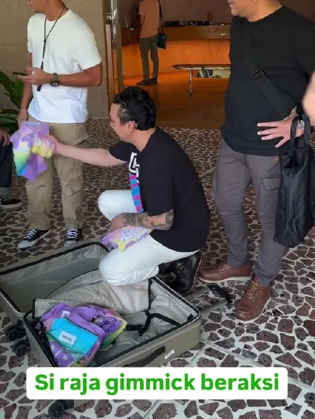 Pakai Setelan Warna-Warni untuk ke Pantai, Intip Momen Kocak  Andre Taulany yang Kembali Bagikan Seragam untuk The Prediksi