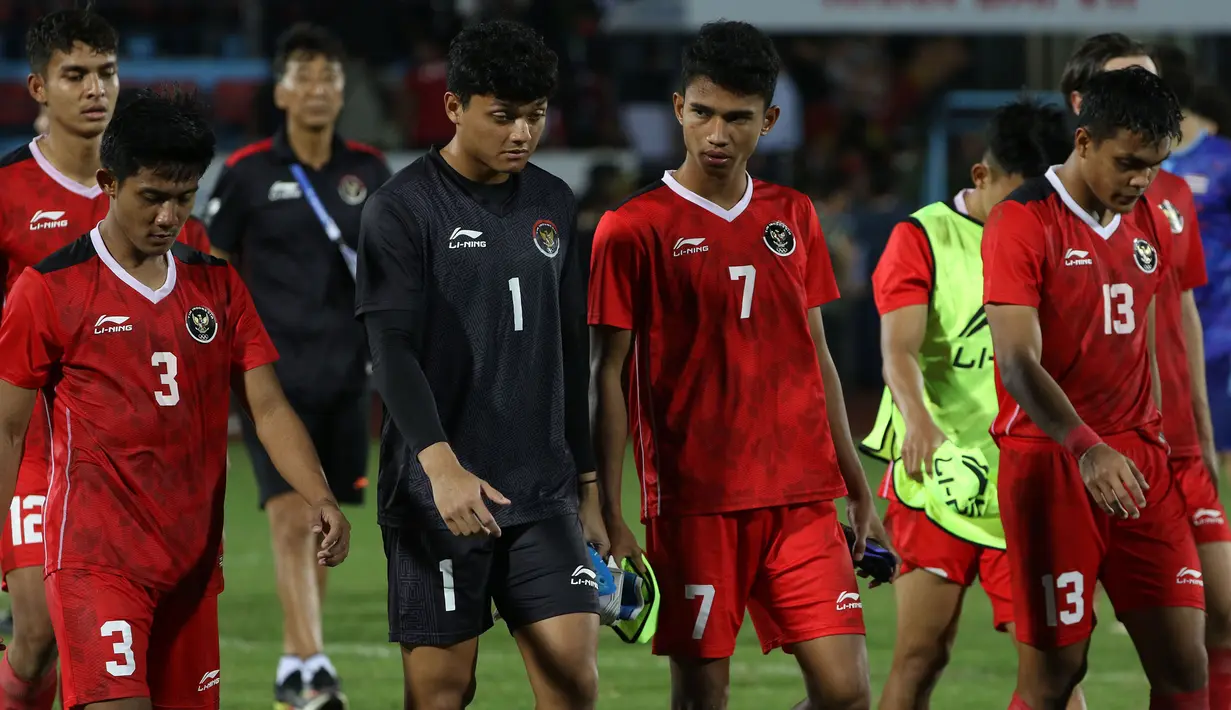 Kapten Timnas Indonesia U-23, Fachruddin Aryanto (kanan) dan kawan-kawan tampak kecewa usai dikalahkan Thailand. (Bola.com/Ikhwan Yanuar)