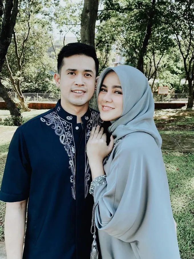 Saling Sindir di Media Sosial, Ini 6 Potret Mesra Olla Ramlan dan Aufar Hutapea