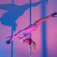 Amy Bond sedang pole dance. Sumber foto: Document/Amy Bond.