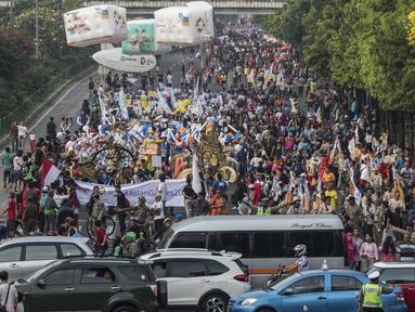Suasana kemeriahan saat Parade Asian Games 2018 di Jakarta, Minggu (13/5/2018). Parade ini diadakan untuk mempopulerkan multievent empat tahunan tersebut. (Bola.com/Vitalis Yogi Trisna)