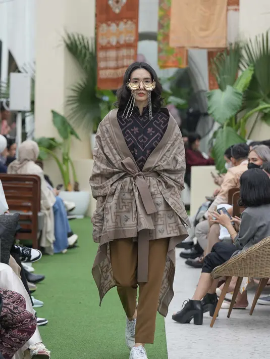 Paduan dari sejumlah dualisme tersebut hasilkan deretan busana yang anggun, mewah, dan karismatik namun bersahaja berkat kecerdikan Eridani dalam memainkan teknik potong dan jahit.