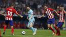 Striker Barcelona, Lionel Messi, berusaha melewati pemain Atletico Madrid pada laga La Liga Spanyol di Stadion Wanda Metropolitano, Minggu (15/10/2017). Atletico Madrid bermain imbang 1-1 dengan Barcelona. (AP/Francisco Seco)