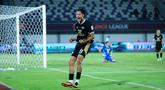 Pemain Dewa United, Rafael Struick, melakukan selebrasi setelah mencetak gol ke gawang Shan United pada matchday ketiga Grup E AFC Challange League 2025-2026 di Stadion Indomilk Arena, Tangerang, Sabtu (01/11/2025) malam WIB. (Bola.com/M Iqbal Ichsan)