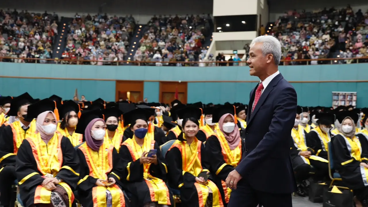 Gubernur Jawa Tengah, Ganjar Pranowo memberikan orasi ilmiah Dies Natalis di hadapan 1.204 wisudawan Universitas Prof. Dr. Moestopo (Beragama)