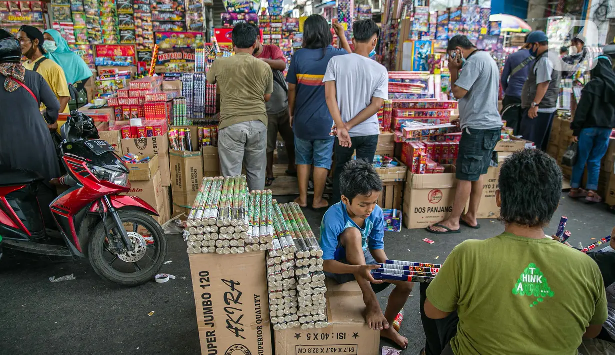 Sejumlah pembeli memilih kembang api di Pasar Asemka, Jakarta, Selasa (29/12/2020). Kembang api tersebut dijual mulai dari harga Rp 5.000 hingga Rp 3,5 juta tergantung jenis dan ukuran. (Liputan6.com/Faizal Fanani)