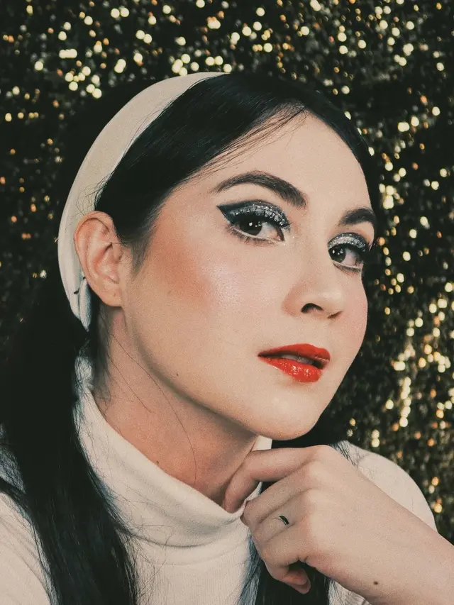 7 Potret Arumi Bachsin dengan Gaya Makeup 60's, Disebut Mirip Suzanna