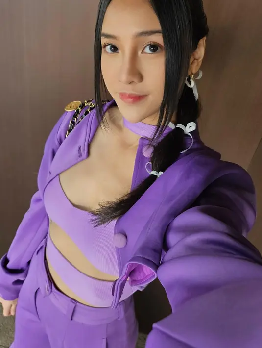 Selama mengikuti sesi kelas, Anya terlihat bergaya dengan busana serba ungu head to toe [@anyageraldine]