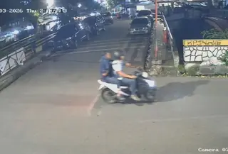 Dua pengendara motor yang diduga menyiram air keras ke Wakil Koordinator Komisi untuk Orang Hilang dan Korban Tindak Kekerasan (KontraS), Andrie Yunus (Istimewa)