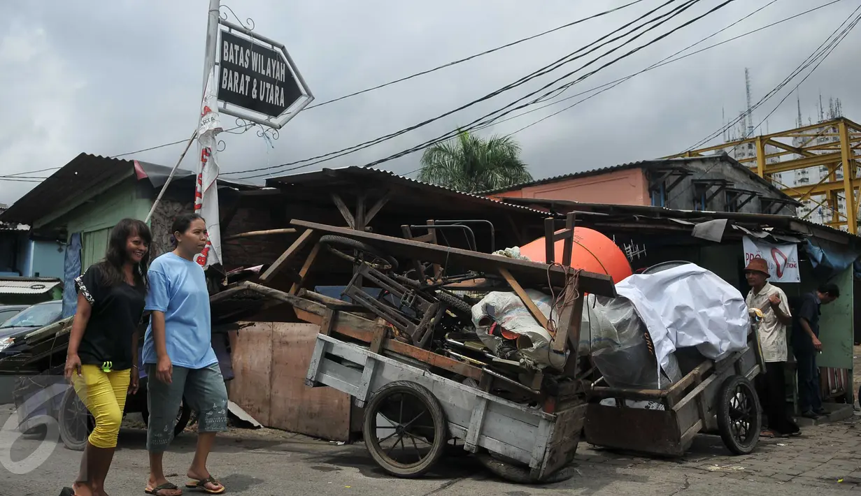 Sejumlah gerobak berisi perabotan terlihat di pinggir jalan di kawasan Kalijodo, Jakarta, Kamis (25/2). Hari ini, surat peringatan kedua (SP2) untuk mengosongkan/membongkar sendiri bangunan sudah terpasang di kawasan tersebut. (Lputan6.com/Gempur M Surya)