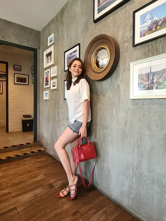 “Sampai aku pikir ngapain tabung semua emang mau dibawa mati, jadi ya dinikmati yang wajar-wajar aja," jelas Maya Septha. (Instagram/mayaseptha7)