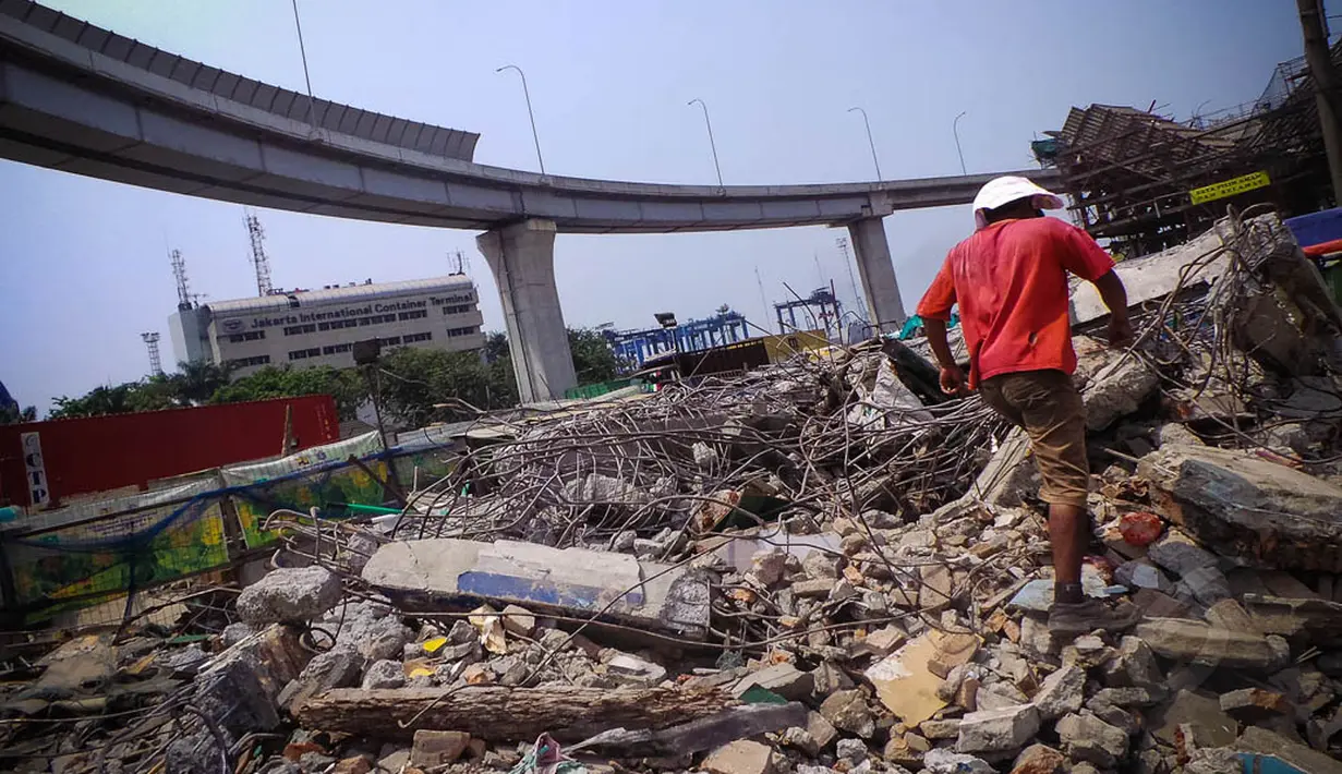 Di lokasi tersebut jalan tol layang belum tersambung karena lahan untuk pembangunan tiang belum dibebaskan, Jakarta, (4/9/14). (Liputan6.com/Faizal Fanani)