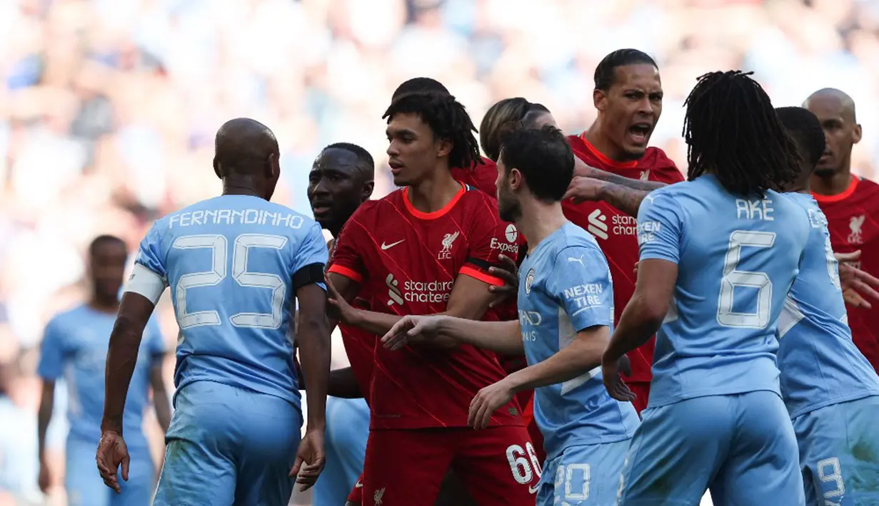 Pemain Manchester City dan Liverpool berdebat menyusul tekel gelandang Manchester City Fernandinho terhadap pemain Liverpool Sadio Mane pada pertandingan sepak bola semifinal Piala FA di Stadion Wembley, London, Inggris, 16 April 2022. Liverpool menang 3-2. (Adrian DENNIS/AFP)