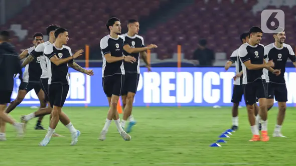 Pemain yang baru saja dinaturalisasi, Kevin Diks (tengah) juga terlihat ikut menjalani latihan resmi bersama timnas Indonesia. (Liputan6.com/Angga Yuniar)