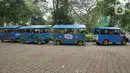 Pengunjung menaiki odong-odong saat mengunjungi Taman Margasatwa Ragunan, Jakarta, Senin (28/2/2022). Tempat wisata di Jakarta ramai dikunjungi warga saat libur Isra Miraj 2022. (Liputan6.com/Herman Zakharia)