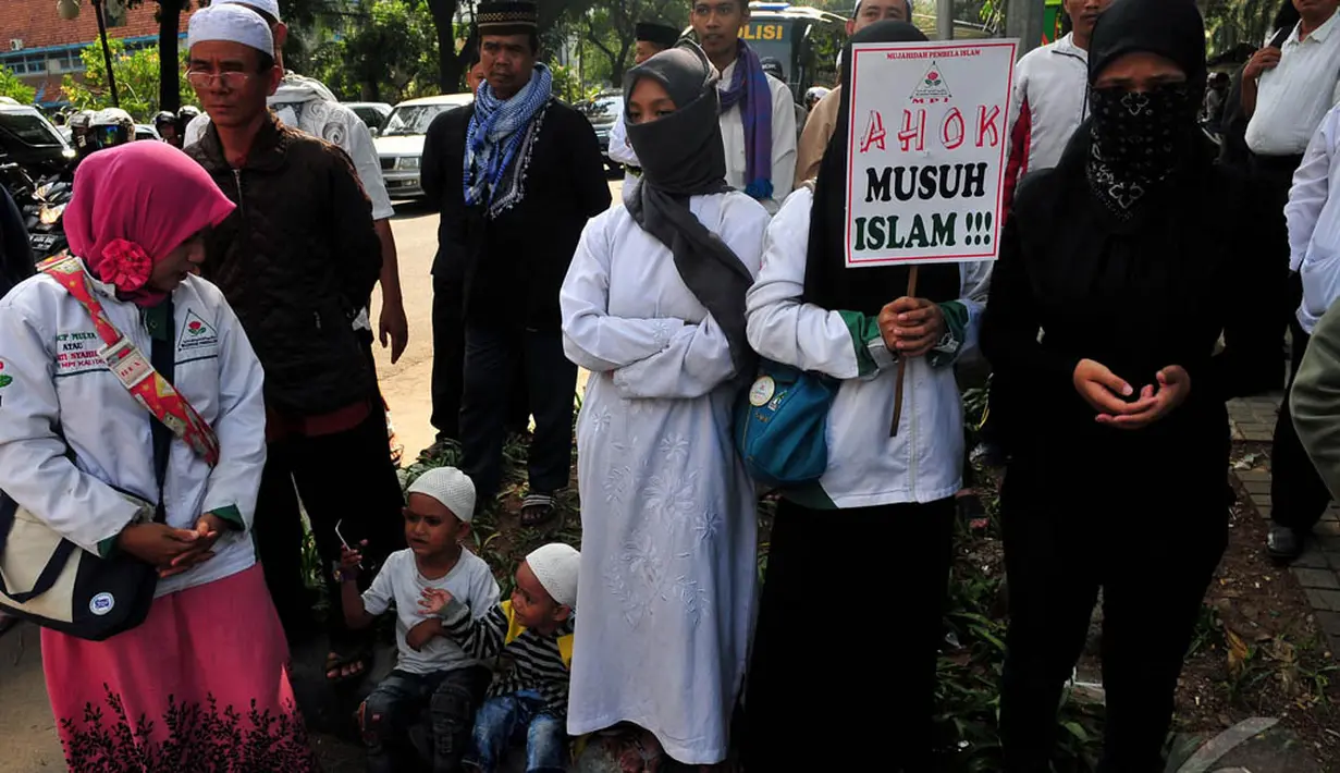 Pada demo kali ini, pengunjuk rasa menyertakan anak-anak untuk turun ke jalan, Jakarta, Jumat (31/10/2014). (Liputan6.com/Johan Tallo) 
