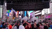 Fitri Karlina Artis Indonesia asal Banyuwangi Mangung di Times Square New York Amerika Serikat  bawakan lagu Ojo Dibandingke (Istimewa)