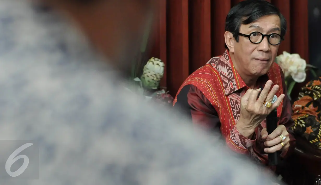 Menkumham Yasonna Laoly memberikan keterangan pers terkait surat pengaktifan kembali kepengurusan Golkar Munas Riau, Jakarta, Kamis (28/1/2016). SK Kepengurusan Partai Golkar Munas Riau diaktifkan untuk 6 bulan ke depan. (Liputan6.com/Johan Tallo)