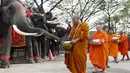 Sejumlah Biksu Buddha memberi pemberkatan kepada gajah saat perayaan Hari Gajah Nasional di kota bersejarah, Thailand, (3/11). Gajah merupakan ikon di negara Thailand. (REUTERS / Chaiwat Subprasom)