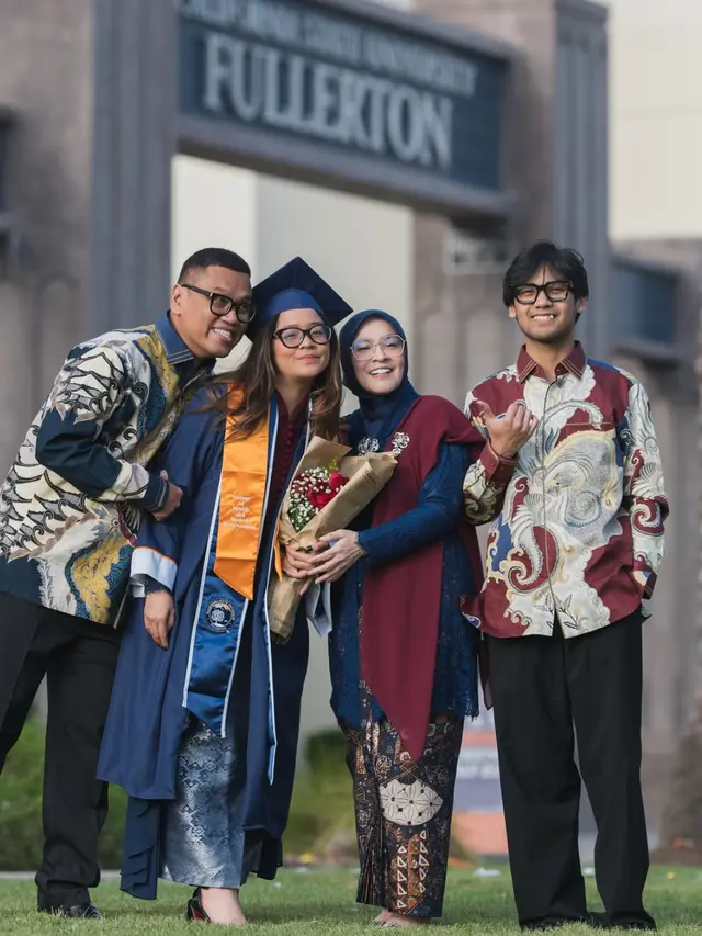 Cinta Kuya saat Wisuda di California State University, Fullerton. [@astridkuya]