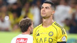 Dua gol Ronaldo dicetak pada menit ke-56 melalui tendangan penalti dan menit ke-73. Hal ini membuat dirinya kini mengoleksi 967 gol sepanjang kariernya sebagai pesepak bola. (AFP/Fayez Nureldine)