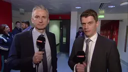 Alan Smith (kiri). Eks striker Inggris yang semasa aktif bermain hanya membela dua klub, Leicester City dan Arsenal ini bergabung dengan Sky Sports sebagai pendamping komentator dan pundit tetap di ajang Premier League sejak 2011. Pada Juni 2011 ia mengembangkan kariernya dengan bergabung bersama EA Sports menggantikan Andy Gray yang telah lama berpasangan dengan Martin Tyler. Duetnya dengan Martin Tyler di EA Sports pun berlangsung mulai FIFA 12 hingga FIFA 20. Keduanya diputus kontrak oleh EA Sports saat FIFA 21 tengah berjalan. (gunnerstown.com)