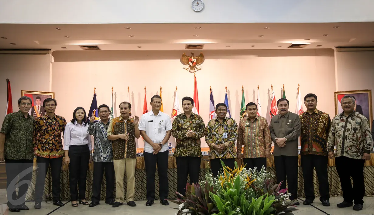 Ketua KPU, Husni Kamil Manik (tengah) berfoto bersama dengan sejumlah peserta Rapat Koordinasi (Rakor) untuk penyelenggaraan pilkada di daerah otonomi khusus di kantor KPU, Jakarta, Selasa (19/4). (Liputan6.com/Faizal Fanani)
