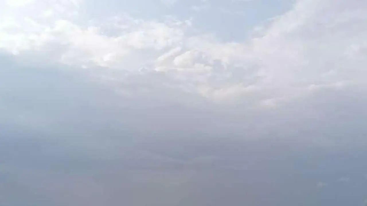 Ribuan pengunjung wisata pantai Santolo, Garut, Jawa Barat nampak menimkmati liburan idul fitri 1443 H tahun ini. (Liputan6.com/Jayadi Supriadin)