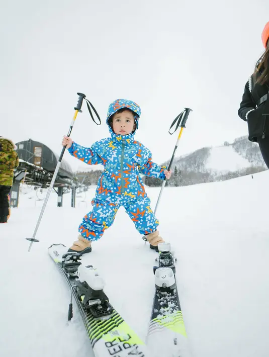 Rayyanza Malik Ahmad bermain ski dengan kostum musim dinginnya. Pose dalam foto itu menunjukkan seolah-olah bayi berusia 2 tahun ini sudah mahir. (Foto: Instagram/ raffinagita1717)