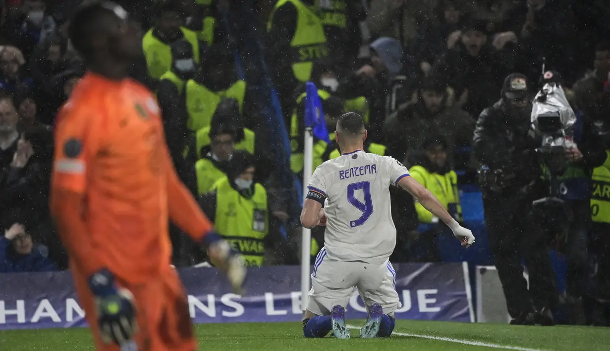 Karim Benzema. Striker Prancis berusia 34 tahun milik Real Madrid ini total mencetak 2 kali hattrick pada tahun 2022. Kedua hattrick Karim Benzema dicetaknya pada musim 2021/2022 di fase gugur Liga Champions dalam dua laga berurutan yang turut berperan membawa Los Blancos menjadi kampiun Eropa. Hattrick pertama dicetak ke gawang PSG pada leg kedua babak 16 besar (9/3/2022) dan dilanjutkan dengan hattrick ke gawang Chelsea pada leg pertama babak perempatfinal (6/4/2022). (AFP/Javier Soriano)