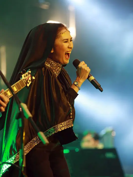Penampilan Nicky Astria di atas panggung Kampung GaSS 2 mampu menebus kerinduan para pencinta musik khususnya para pencinta musik rock era 80-an . (Deki Prayoga/Bintang.com)